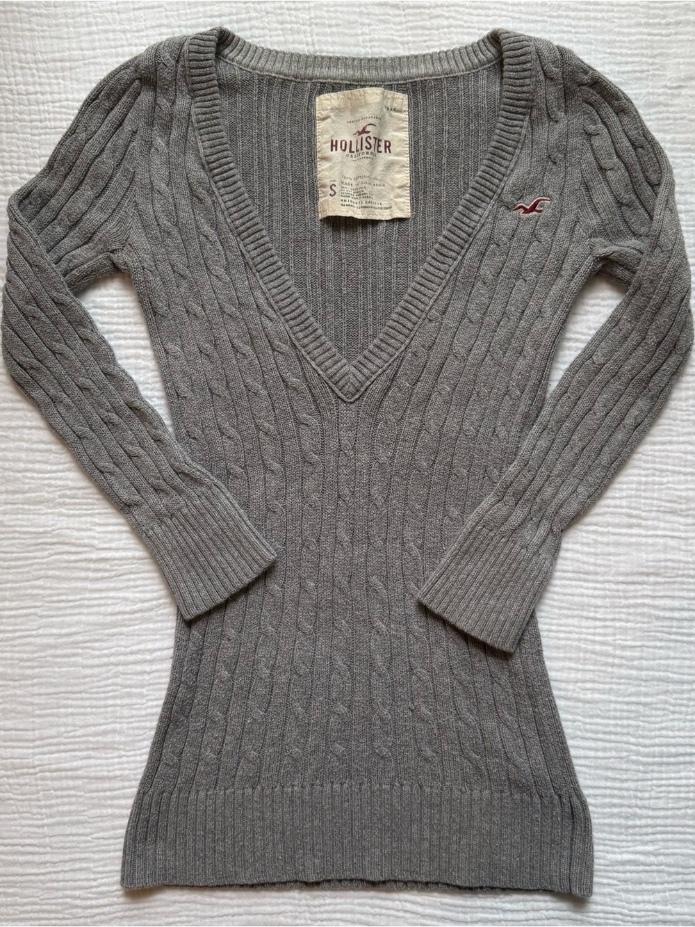 Hollister Women's Gray Cable Knit V-Neck Sweater